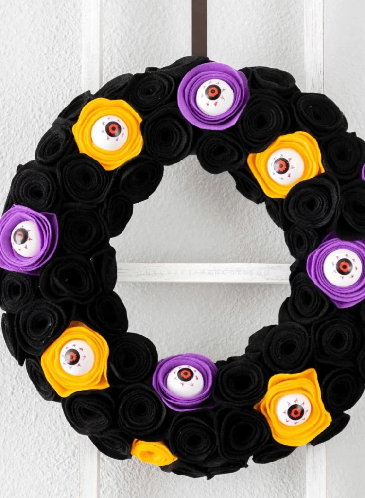 DIY Felt Flowers Spooky Halloween Wreath. Halloween Wreaths